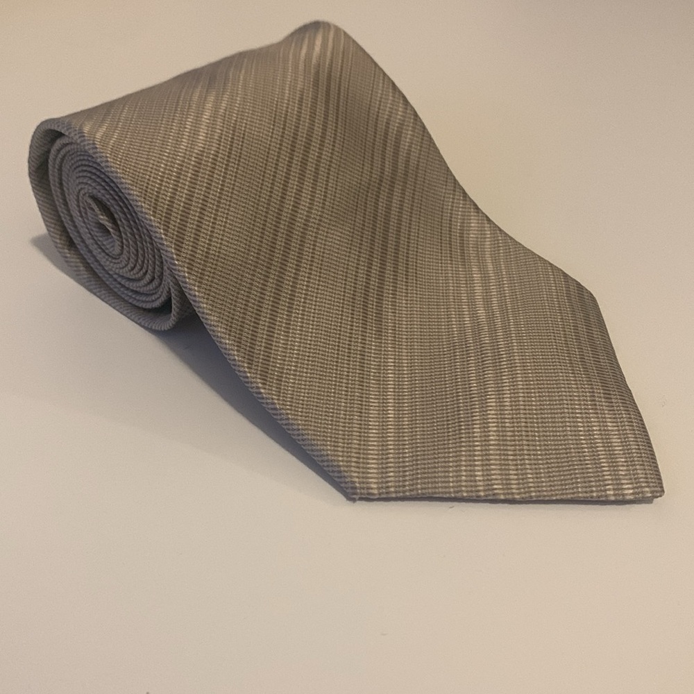 Elegant Harry Rosen 100% Silk Grey Tie